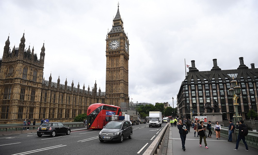 The Ultimate Guide to Driving in London: Parking, Routes & Tips
